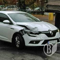 Легковик Renault наздогнав маршрутку і став «однооким» Легковик Renault наздогнав маршрутку і став «однооким»