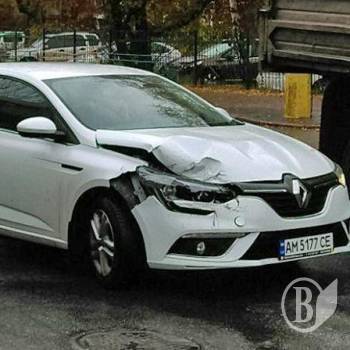 Легковик Renault наздогнав маршрутку і став «однооким» Легковик Renault наздогнав маршрутку і став «однооким»