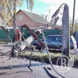 Фура збила стовп у Чернігові. Тролейбуси стали Фура збила стовп у Чернігові. Тролейбуси стали