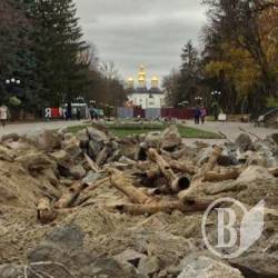 Знищені фонтани на центральній парковій алеї Чернігова