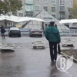 Клумби у нас – не для квітів, а проти авто Клумби у нас – не для квітів, а проти авто