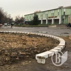 Газобетонну клумбу ставлять на центральній площі Сновська Газобетонну клумбу ставлять на центральній площі Сновська
