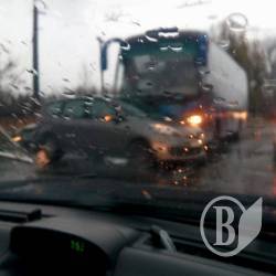 Білорус в Чернігові зарулив під автобус Білорус в Чернігові зарулив під автобус