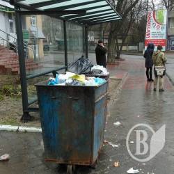 Приватний «ЖЕК» влаштовує «ароматерапію» на зупинці маршруток Приватний «ЖЕК» влаштовує «ароматерапію» на зупинці маршруток