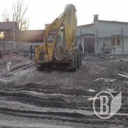 Собачий маєток продовжують будувати в Чернігові Собачий маєток продовжують будувати в Чернігові