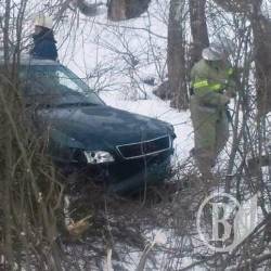 Audi A8 не здолав закони фізики й опинився у кюветі Audi A8 не здолав закони фізики й опинився у кюветі