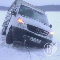 Sprinter з хлібом звалився з дороги Sprinter з хлібом звалився з дороги