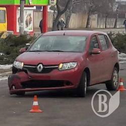 Жінка наздогнала і вдарила автобус Жінка наздогнала і вдарила автобус
