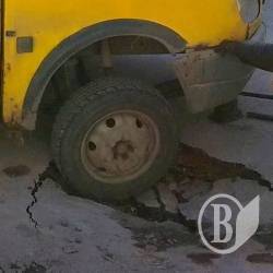 Провалився асфальт під маршруткою в Чернігові Провалився асфальт під маршруткою в Чернігові