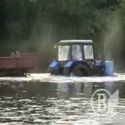 Село відрізав перелив метрової глибини Село відрізав перелив метрової глибини