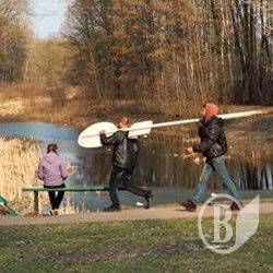 Невідомі відкрито вдень винесли дорожні знаки з ЦПКіВ Невідомі відкрито вдень винесли дорожні знаки з ЦПКіВ