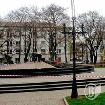 З фонтану мера-попередника знімають «дах» З фонтану мера-попередника знімають «дах»
