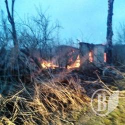 Випалюючи торішню траву, недовго й хату пустити за вітром Випалюючи торішню траву, недовго й хату пустити за вітром