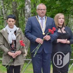 Німці у Чернігові поклали квіти до могил усіх загиблих у роки війни Німці у Чернігові поклали квіти до могил усіх загиблих у роки війни