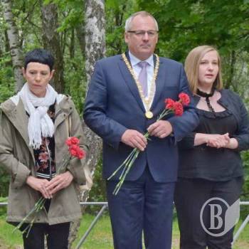 Німці у Чернігові поклали квіти до могил усіх загиблих у роки війни Німці у Чернігові поклали квіти до могил усіх загиблих у роки війни