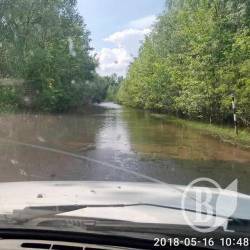 Водії все ж таки долають перелиту дорогу до сосницького мосту через Десну Водії все ж таки долають перелиту дорогу до сосницького мосту через Десну