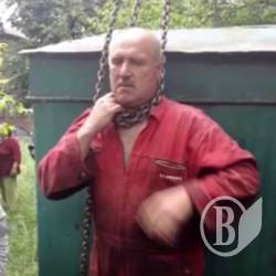 Чоловік погрожував повіситись, щоб комунальники не забирали його гараж Чоловік погрожував повіситись, щоб комунальники не забирали його гараж