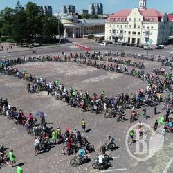 На Велодень у Чернігові вишикували в рухомий велосипед понад півтори тисячі велосипедистів На Велодень у Чернігові вишикували в рухомий велосипед понад півтори тисячі велосипедистів