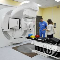 Онкологи вчаться оперувати лінійним прискорювачем Онкологи вчаться оперувати лінійним прискорювачем