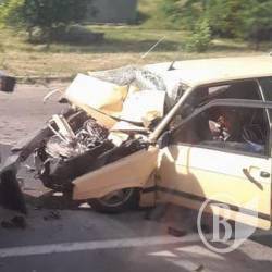 В розплющеному під трактором ВАЗ-2108 були троє дітей В розплющеному під трактором ВАЗ-2108 були троє дітей