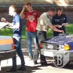 Стара Audi вдарила в корму авто рятувальників Стара Audi вдарила в корму авто рятувальників