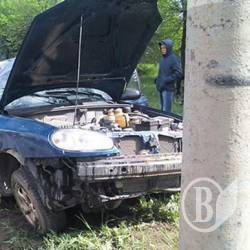 Стовпи вночі кидаються під машини на вулиці Толстого Стовпи вночі кидаються під машини на вулиці Толстого