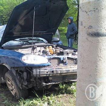 Стовпи вночі кидаються під машини на вулиці Толстого Стовпи вночі кидаються під машини на вулиці Толстого