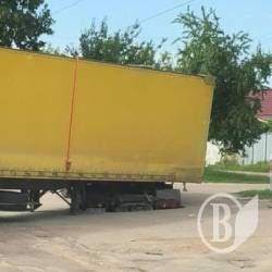 Фура в Чернігові провалилася під асфальт Фура в Чернігові провалилася під асфальт