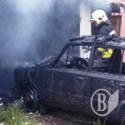 Погоріли три гаражі й два радянські легковики Погоріли три гаражі й два радянські легковики