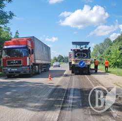 Триває поточний середній ремонт початку автошляху на східному виїзді з Чернігова Триває поточний середній ремонт початку автошляху на східному виїзді з Чернігова