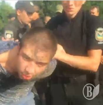 Тітушки перевізника влаштували кровопролиття в Сумській міськраді Тітушки перевізника влаштували кровопролиття в Сумській міськраді