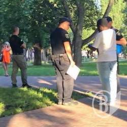 Комунальні «вартові» прибрали намет мусульман з парку в Чернігові Комунальні «вартові» прибрали намет мусульман з парку в Чернігові