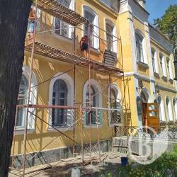 Молодіжний театр готує і вистави, і фасад Молодіжний театр готує і вистави, і фасад