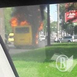 Горить автобус в Чернігові Горить автобус в Чернігові