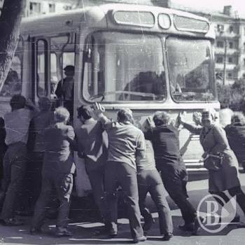 Давня традиція Чернігова: «Любиш кататися – люби й тролейбус катать» Давня традиція Чернігова: «Любиш кататися – люби й тролейбус катать»