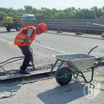 Міняють шви на Снов’янскому мосту Міняють шви на Снов’янскому мосту