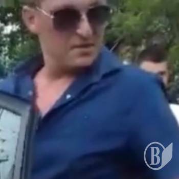 Син мера трощить паркани й стовпи Син мера трощить паркани й стовпи