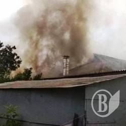 З палаючої хати врятували двох пенсіонерів З палаючої хати врятували двох пенсіонерів