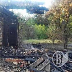 Невідомий палив траву, а погоріла хата Невідомий палив траву, а погоріла хата