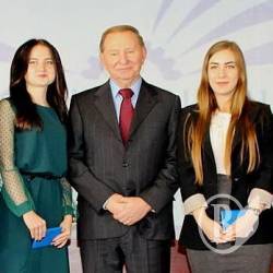 Кучма напередодні Дня вчителя дав грошей студентам Кучма напередодні Дня вчителя дав грошей студентам
