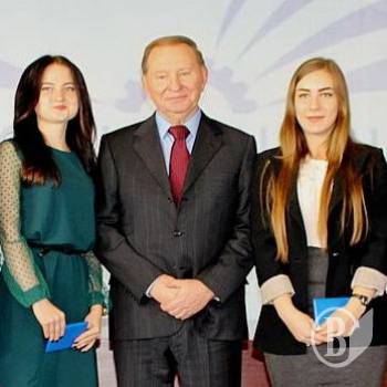 Кучма напередодні Дня вчителя дав грошей студентам Кучма напередодні Дня вчителя дав грошей студентам