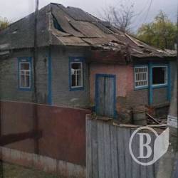 Руйнування у селі поблизу палаючого арсеналу Руйнування у селі поблизу палаючого арсеналу