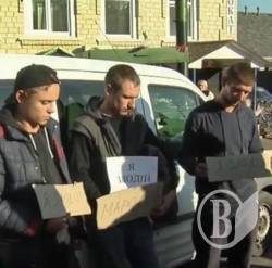 Активісти зловили мародерів і виставили їх на площі Активісти зловили мародерів і виставили їх на площі