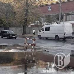 Немов пороблено: знову фонтан на перехресті Шевченка й Молодчого Немов пороблено: знову фонтан на перехресті Шевченка й Молодчого