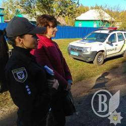 Поліція ходить по дворах у селах навколо палаючих складів Поліція ходить по дворах у селах навколо палаючих складів