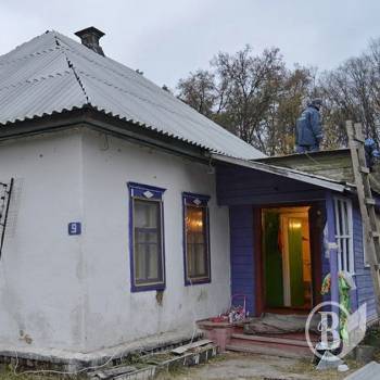 На Ічнянщині людям ремонтують хати, пошкоджені снарядами На Ічнянщині людям ремонтують хати, пошкоджені снарядами