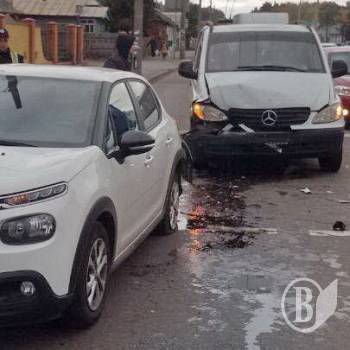 Мінівен «Mercedes» вдарив у корму малолітражку «Citroen» Мінівен «Mercedes» вдарив у корму малолітражку «Citroen»