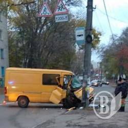 Стовп врятував людей на зупинці від наїзду фургона Стовп врятував людей на зупинці від наїзду фургона