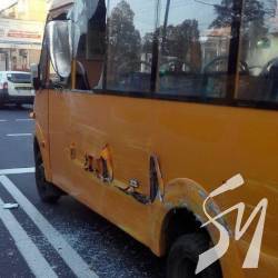 Автобуси порвали бока одне одному Автобуси порвали бока одне одному
