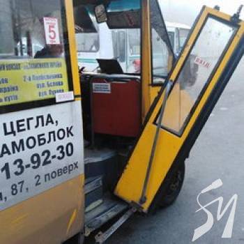 Маршрутка загубила двері Маршрутка загубила двері